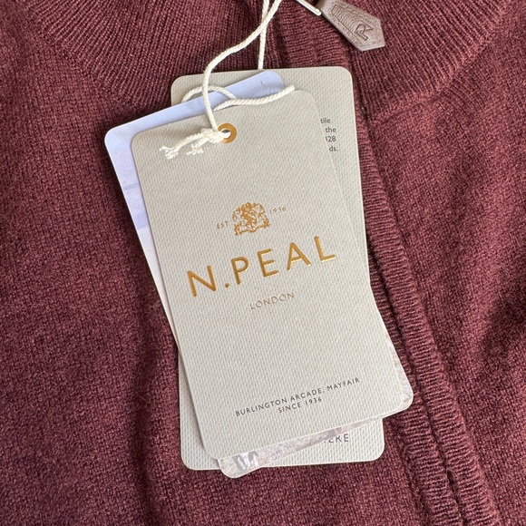 Men’s burgundy cashmere sweater in size Large
NWT never worn - Picture 5 of 6